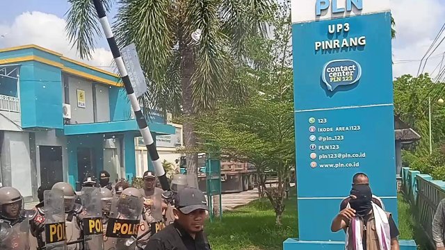 Simulasi Aksi Unras Di PLN UP3 Pinrang Diwarnai Insiden, Satu Tameng Polisi Pecah