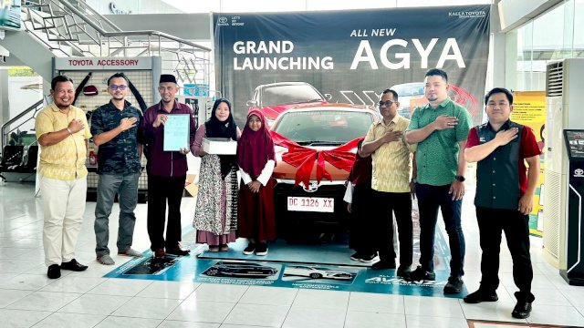 Kalla Toyota Serahkan Grand Prize Toyota Agya ke Pelanggan Kalla Toyota Polman