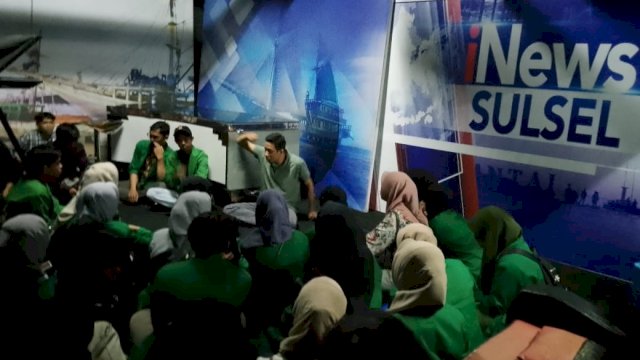 Belajar Jurnalistik Siaran TV, Mahasiswa KPI UIN Kunjungi Kantor Inews TV