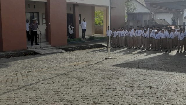 Kanit Kamsel Satlantas Polres Bone IPDA Ishak Yacub menyelenggarakan kegiatan Police go To School dengan menjadi Inspektur Upacara (Irup) pada upacara bendera di MA Baytul Mukarromah, Senin pagi 29/1/2024.