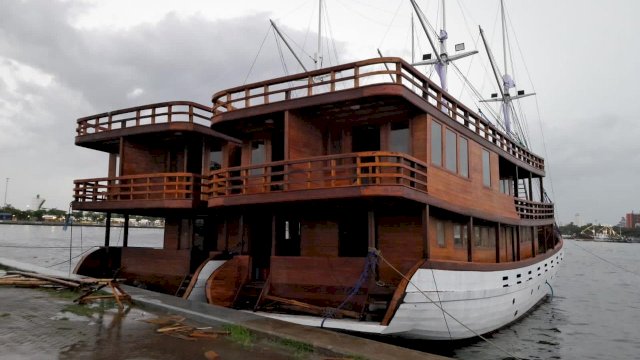 Kapal Phinisi sempat miring akibat Pasang Air dan Cuaca Buruk