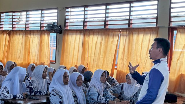 Astra Motor Sulsel memberikan edukasi keselamatan berkendara atau safety riding kepada 78 pelajar SMA Negeri 19 Makassar.