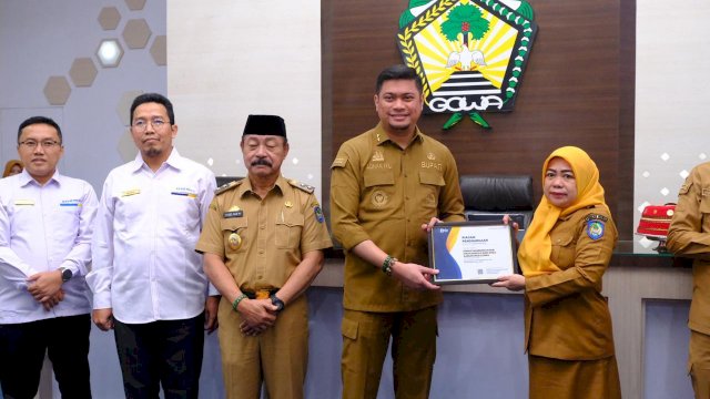 Bupati Gowa Adnan Purichta Ichsan menerima kunjungan Kepala KPP Pratama Bantaeng di Baruga Karaeng Pattingalloang, Kantor Bupati Gowa, Senin (5/2). (Foto:ist)