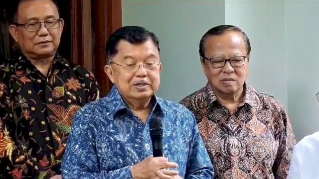 JK usai menerima kunjungan silaturahmi dari sejumlah tokoh yang tergabung dalam Gerakan Nurani Bangsa (GNB) di kediamannya Jalan Brawijaya no 6 Kebayoran Baru Jakarta Selatan, Rabu 7 Februari 2024.