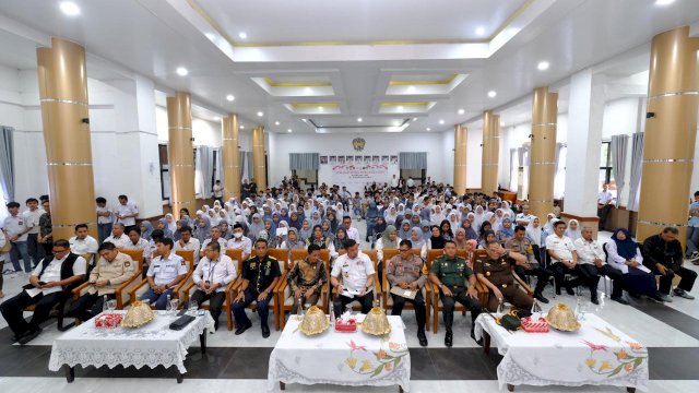 Bupati Gowa Adnan Purichta Ichsan menghadiri Deklarasi Pemilu Damai Putih Abu-Abu Tingkat Kabupaten Gowa, di Baruga Karaeng Galesong, Kantor Bupati Gowa, Rabu (7/2).