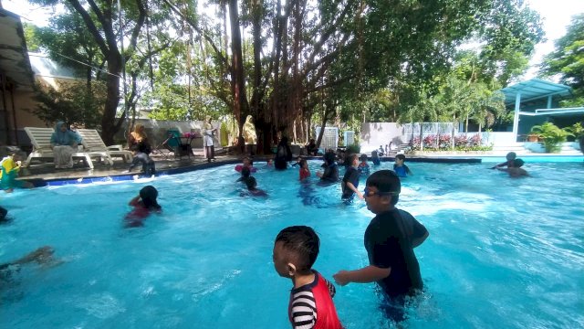 Keceriaan dan tawa riang menghiasi kolam renang Athirah Swimming Pool, 13-15 Februari 2024.