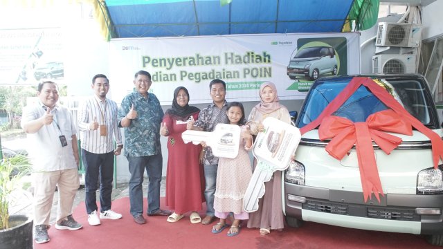 PT Pegadaian Kanwil Makassar menyerahkan hadiah Grand Prize 1 Unit Mobil Wuling Air EV kepada nasabah Pegadaian Cabang Daya sebagai pemenang Pegadaian POIN Periode II Tahun 2023.