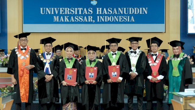 Tiga orang guru besar dari Fakultas Kedokteran Universitas Hasanuddin dikukuhkan di Ruang Senat Akademik Universitas Hasanudin, Selasa, tanggal 27 Februari 2024.