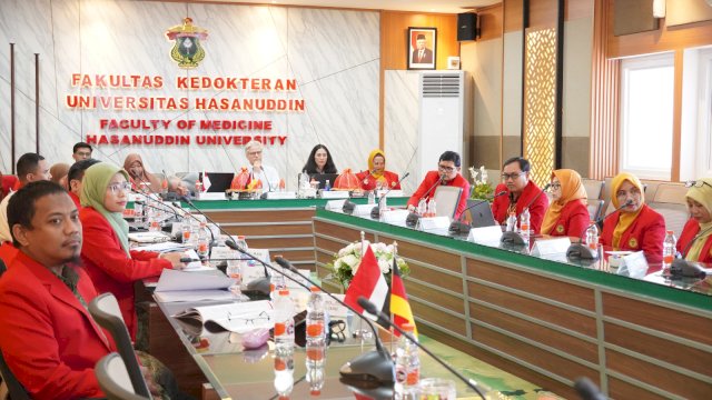 Fakultas Kedokteran Unhas (Unhas) menyambut kedatangan tim assessor dari Badan Akreditasi Internasional ASIIN untuk menjalani proses visitasi akreditasi, 28-29 Februari 2024.