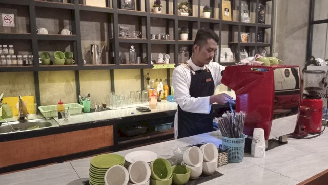 Titik Ngopi yang berlokasi di Jalan Hertasning bisa jadi salah satu list tempat ngopi kalian terutama kaum milineal atau mahasiswa yang senang mengerjakan tugas di cafe. (Foto:ist)