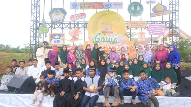 Pengurus Tim Penggerak PKK Kabupaten Gowa bersama puluhan anak yatim dari berbagai panti asuhan melakukan buka puasa bersama.