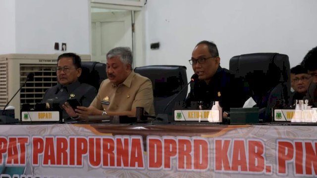 Bupati Pinrang Irwan Hamid (dua dari kiri) saat Rapat Paripurna Dewan Perwakilan rakyat Daerah (DPRD) Kabupaten Pinrang, Senin (25/3/3/2024). (Foto: Aroel/lintasterkini)