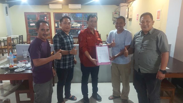 Penyerahan surat rekomendasi maju sebagai ketua IKA Smandel kepada Ivan Kalalembang. (Foto:ist)