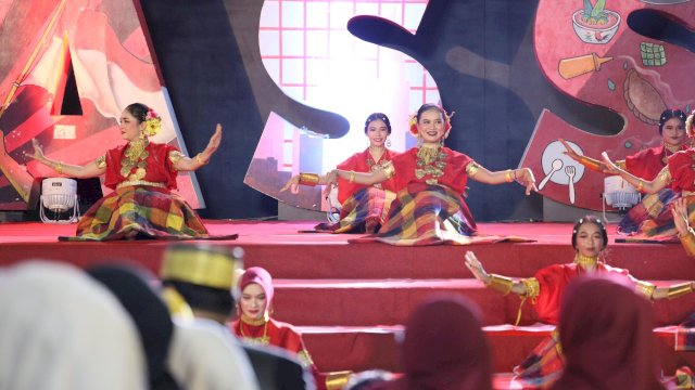 Dalam rangka memperingati Hari Kebudayaan Kota Makassar yang jatuh pada tanggal 1 April lalu, Pemerintah Kota Makassar menggelar malam karnaval budaya.(Foto:pemkotmks)