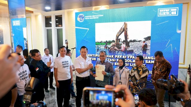 Menteri Agraria dan Tata Ruang, Agus Harimurti Yudhoyono memberikan secara langsung sertifikat elektronik hak pengelolaan Karebosi dan 6 bidang tanah lainnya kepada Pemkot Makassar.(Foto:Pemkot )