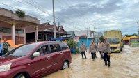 Wujud Pelayan Prima, Kapolres Sidrap Bersama Personelnya Gandeng PMI Bantu Korban Banjir di Dua Pitue