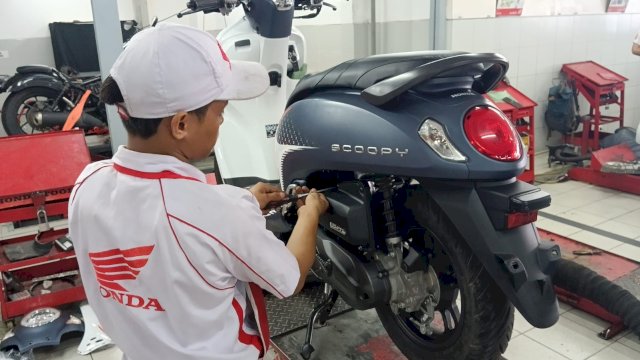 Astra motor mengajak pemilik kendaraan sepeda motor untuk mengganti oli secara rutin dan teratur sesuai jadwal yang direkomendasikan buku pedoman kepemilikan sepeda motor, seperti jarak tempuh dan waktu tertentu.(Foto:Astra)