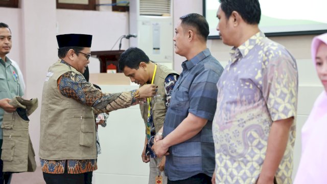 Pemkot Makassar melalui Asisten II Bidang Perekonomian dan Pembangunan kota Makassar, Fathur Rahim secara resmi melepas 100 orang Tim Pemeriksaan Kesehatan Hewan Kurban 1445 H/2024.(Foto:Pemkotmks)