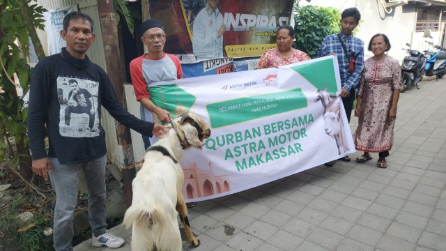 Astra Motor Sulawesi Selatan selaku main dealer sepeda motor Honda untuk wilayah Sulawesi Selatan, Barat, Tenggara, dan Ambon, menyalurkan dua hewan kurban berupa kambing ke masyarakat Kelurahan Mangasa, Kota Makassar.(Foto:Astra)