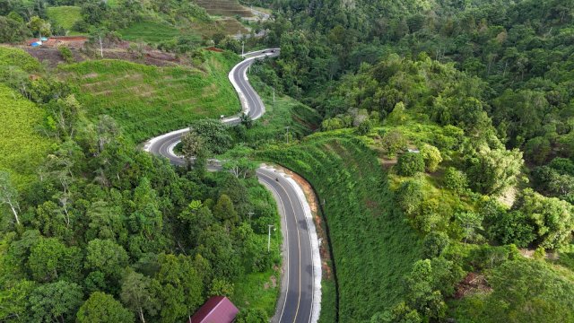 Bumi Karsa melaksanakan pekerjaan penanganan erosi lereng dengan menggunakan selimut pengendali erosi (erosion control blanket) atau matras perkuatan (turf reinforcement mat) dan vegetasi dengan metode hydroseeding pada lahan seluas 22.000 meter persegi.(Foto:bumi karsa)