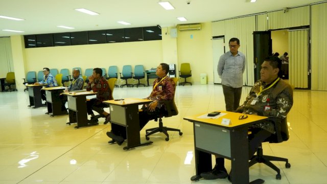 Asesmen dan penulisan makalah lelang jabatan pimpinan tinggi pratama (JPTP) untuk posisi sekda Makassar di Kantor Puslatbang KMP LAN, Makassar, Jumat (28/6/2024). (Foto: Pemkot Makassar)