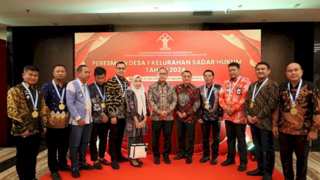 Peresmian Desa/Kelurahan Sadar Hukum oleh Menteri Hukum dan HAM (Menkumham) Yasonna Laoly didampingi Kepala Kantor Kemenkumham Sulsel Liberti Sitinjak berlangsung di Hotel Claro, Makassar, Jumat (14/6/2024). (Foto: Pemkot Makassar)