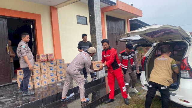 Bumi Karsa turut membantu korban longsor yang terjadi di Kecamatan Suwawa, Gorontalo. Bantuan yang disalurkan berupa puluhan dus makanan instan, air mineral, beras hingga perlengkapan medis.(Foto:bumi karsa )