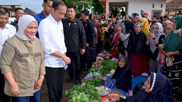 Presiden Joko Widodo (Jokowi) didampingi Ibu Iriana Jokowi melakukan kunjungan ke Pasar Cekkeng, Kabupaten Bulukumba, Jumat (5/7/2024). (Foto: BPMI Setpres).