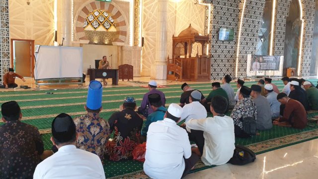 Kesra Makassar mengumpulkan para Mubaligh dan Mubalighah di Masjid Raya Makassar. (Foto:kesramks)