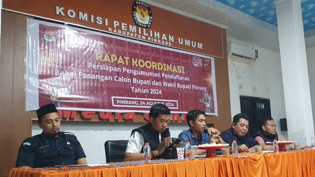 Komisioner KPU Pinrang Saat menggelar konfrensi Pers terkait jadwal tahapan pendaftaran Paslon