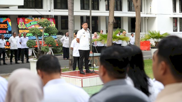 Penjabat Sementara (Pjs) Wali Kota Makassar, Andi Arwin Azis, memulai hari pertamanya bertugas dengan memimpin apel pagi di halaman Balai Kota Makassar pada Rabu, (25/9/2024).