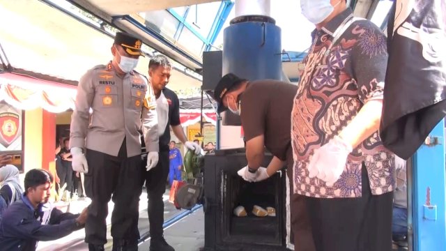 Pemusnahan sabu yang dilaksanakan Polres Pelabuhan Makassar. (Foto : Lintasterkini.com)