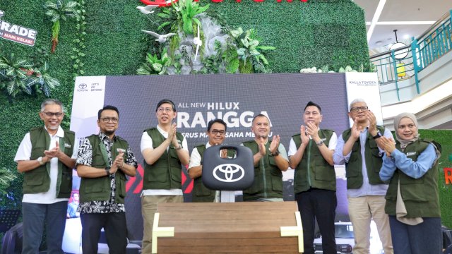 Pj Sekretaris Daerah Kota Makassar, Irwan Rusfiady Adnan bersama Kalla Toyota meluncurkan Toyota All New Hilux Rangga dalam acara 'Pesta Rangga' di Mall Ratu Indah pada Sabtu (19/10/2024).(Foto:pemkotmks)