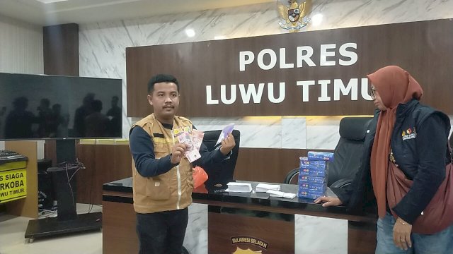 Konferensi pers memperlihatkan Uang Diduga Menangkan Paslon Budiman-Akbar Digerebek di Rumah Kades Madani
