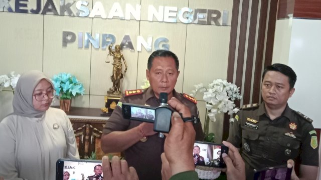 Kajari Pinrang Agung Kusimantara (Tengah) saat memberikan keterangan kepada awak media