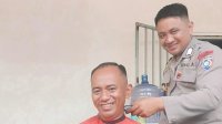 Bhabinkamtibmas Rapikan Rambut Warga, Perkuat Silaturahmi dan Keamanan Desa
