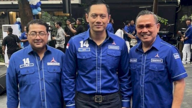 Ketua Umum Partai Demokrat Agus Harimurti Yudhoyono (AHY) (tengah) bersama Sekretaris Jenderal (Sekjen) Partai Demokrat Teuku Riefky Harsya (kiri) dan Anggota DPR RI Frederik Kalalembang (kanan). 