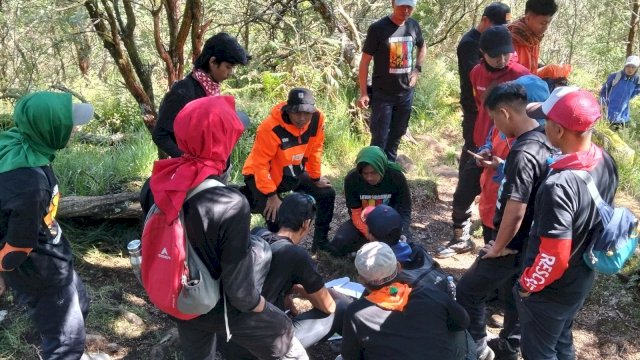 Kalla Rescue kembali mengikuti pelatihan jungle rescue di Kantor Pencarian dan Pertolongan Kelas A Basarnas Makassar dan Pos Bulu Balea Gunung Bawakaraeng.(Foto:Kalla)