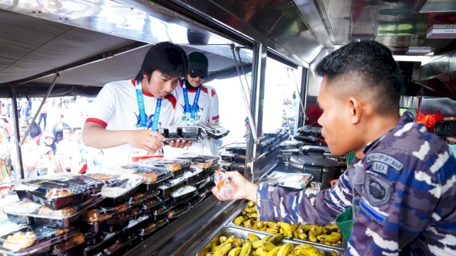 Ribuan Warga Nikmati 15.000 Porsi Makan Gratis di Monas