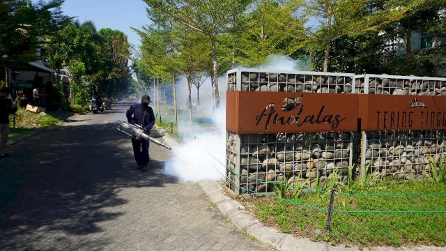 Sebagai bentuk kepedulian terhadap kesehatan dan kenyamanan warga, Bukit Baruga bekerjasama dengan Dinas Kesehatan Kota Makassar, kembali melaksanakan kegiatan fogging (pengasapan) di area kawasan.(Foto:bukitbaruga)