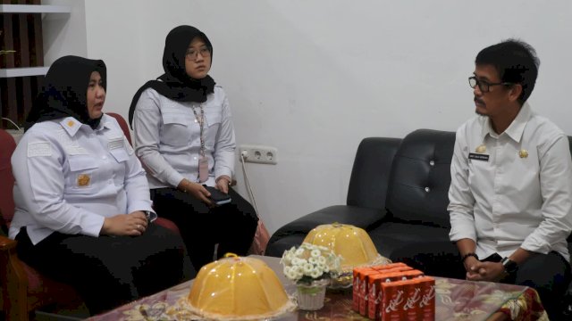 Sekretaris Daerah Kabupaten Pinrang A Calo Kerrang saat berbincang dengan Kepala Divisi Peraturan Perundang-undangan dan Pembinaan Hukum Kanwil Kementerian Hukum Provinsi Sulawesi Selatan, Heny Widyawati 