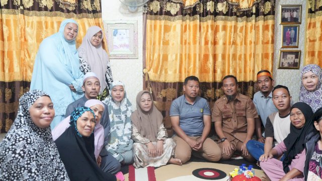 Gubernur Sulsel Andi Sudirman Sulaiman saat mengunjungi kediaman keluarga Abay