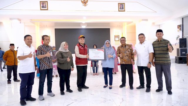 - Pemerintah Kabupaten (Pemkab) Gowa menyalurkan bantuan dari Kementrian Sosial Republik Indonesia bagi warga yang terdampak bencana angin kencang. Bantuan ini mencakup perbaikan rumah serta dukungan logistik untuk mempercepat pemulihan masyarakat.(foto:pemkab gowa)
