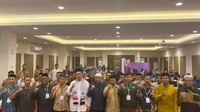 Melalui lembaga pengembangan dan pembinaan anak dan remaja (LPPAR) di bawah bidang ketahanan keluarga dewan pimpinan pusat (DPP) Wahdah Islamiyah, mengukuhkan para konselor anak dan remaja atau perkumpulan konselor anak dan remaja (PERSONA) dalam acara Majelis Konselor Anak & Remaja, sekaligus Pelantikan Pengurus PERSONA WI.(Foto:ist)