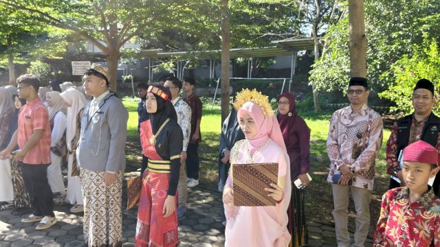 Sekolah Islam Athirah memperingati Hari Sumpah Pemuda dengan penuh semangat melalui berbagai kegiatan yang melibatkan seluruh warga sekolah, Selasa (28/10/2025).(Foto:atirah)