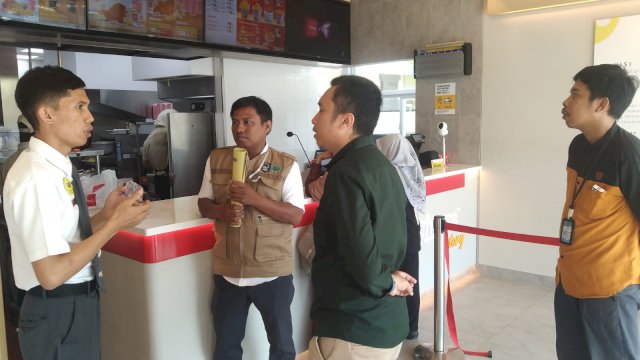 Pegawai BPKPD Pinrang saat melakukan sosialisas sistem i pembayaran Non Tunai di salah satu Resto yang baru beroperasi di Kota Pinrang