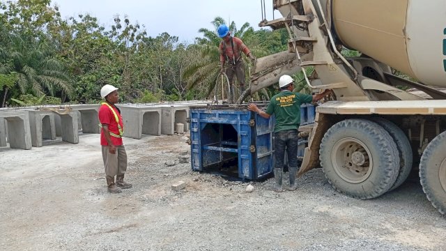 Kalla Beton kembali memperluas kontribusinya di sektor infrastruktur nasional dengan menjadi pemasok produk precast U-Ditch pada proyek Jalan 1B1C Paket C di kawasan Ibu Kota Nusantara (IKN), Kalimantan Timur.(Foto:Kalla)