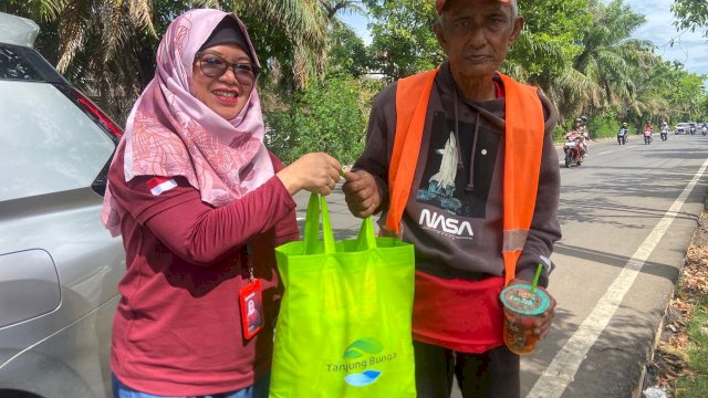 LippoLand, melalui PT Gowa Makassar Tourism Development Tbk. (GMTD), pengembang kawasan terpadu Tanjung Bunga Makassar, memperlihatkan kepeduliannya terhadap masyarakat di sekitar kawasan Tanjung Bunga dengan membagikan puluhan paket sembako kepada warga yang membutuhkan pada Jum’at, 31 Oktober 2025.(Foto:GMTD)