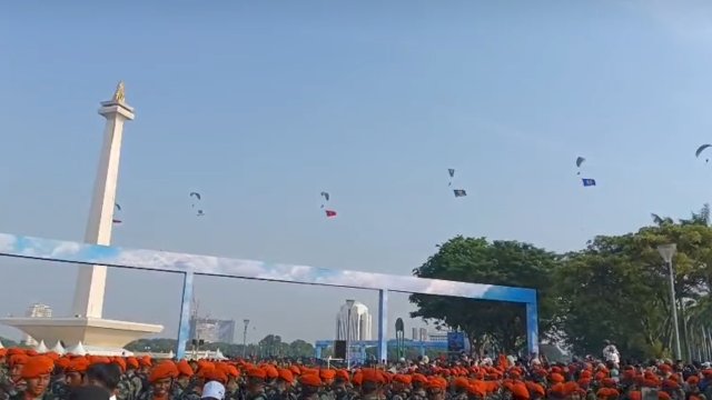Aksi terjun payung di HUT TNI ke-80