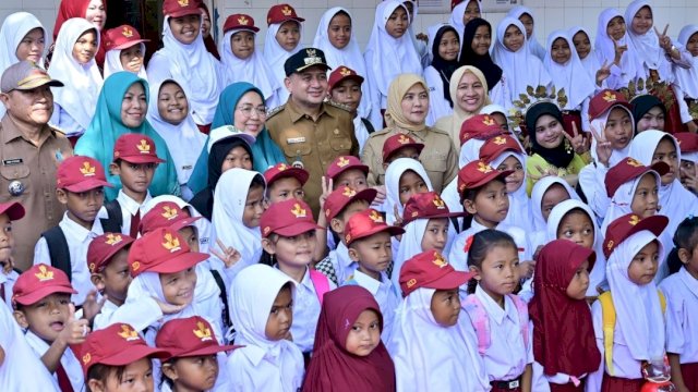 Menyeberangi Laut: Wali Kota, Wawali &#038; Ketua PKK, Hadirkan Seragam Gratis untuk Siswa di Pulau